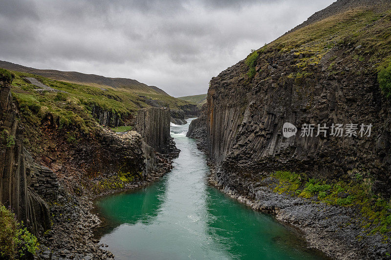 Studlagil峡谷的全景，玄武岩柱和绿色的Jokulsa a Bru河